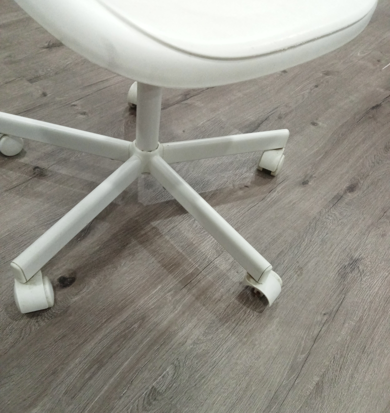 IKEA white swivel chair - photo 3