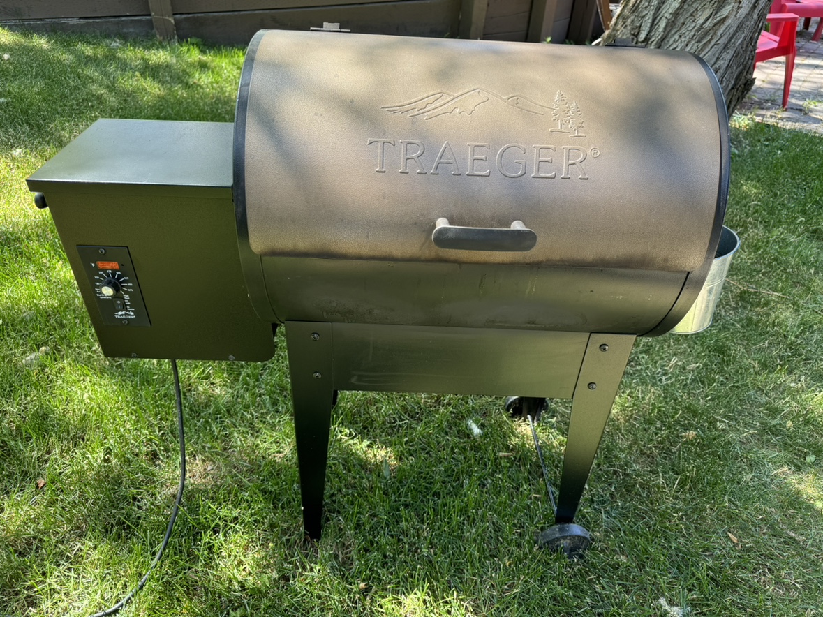 Traeger Tailgater Grill Smoker w/ cover and insulated  blanket
