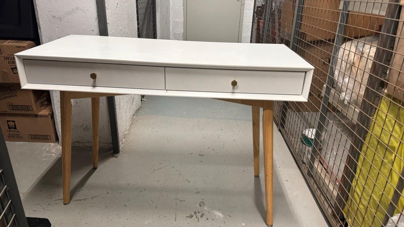 Desk - photo 2