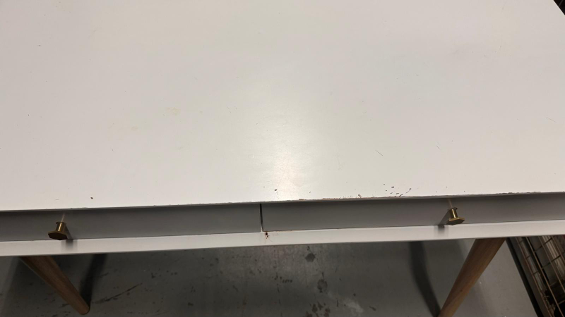 Desk - photo 4