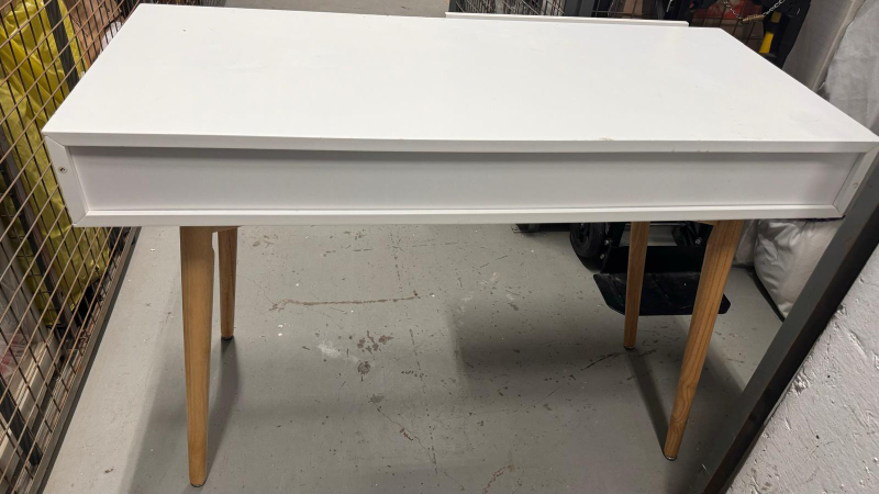 Desk - photo 5