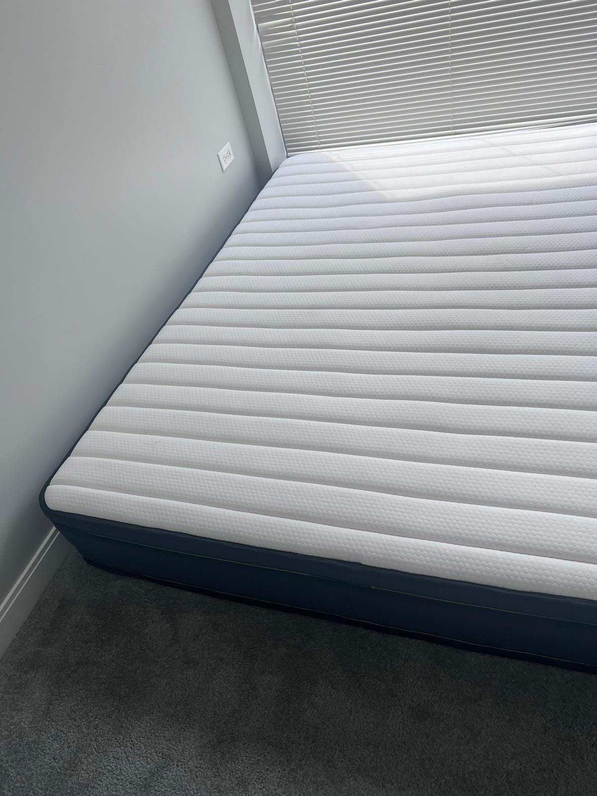 10” Queen Hybrid Mattress - photo 3