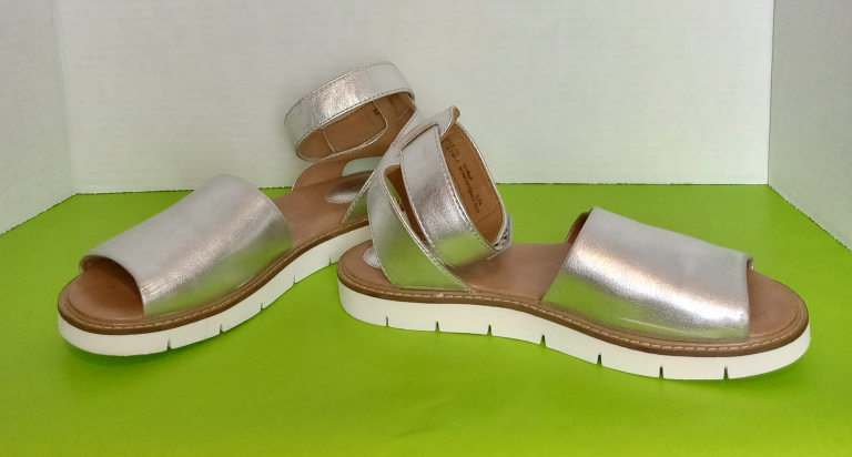 CLARKS Artisan Lydie Hala sandals. Size 6 image indicator(2)