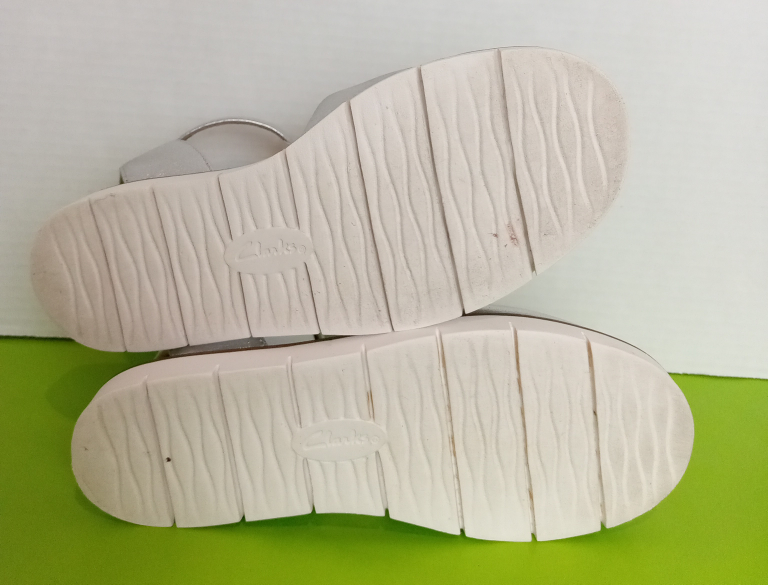 CLARKS Artisan Lydie Hala sandals. Size 6 image indicator(4)