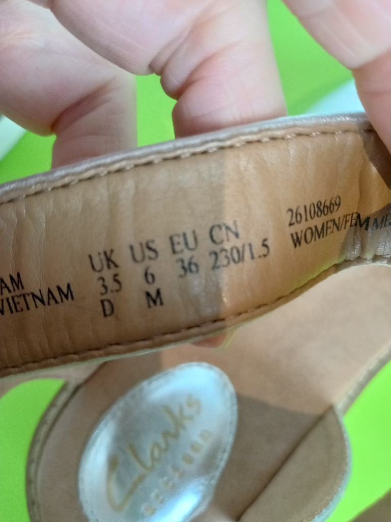 CLARKS Artisan Lydie Hala sandals. Size 6 image indicator(6)