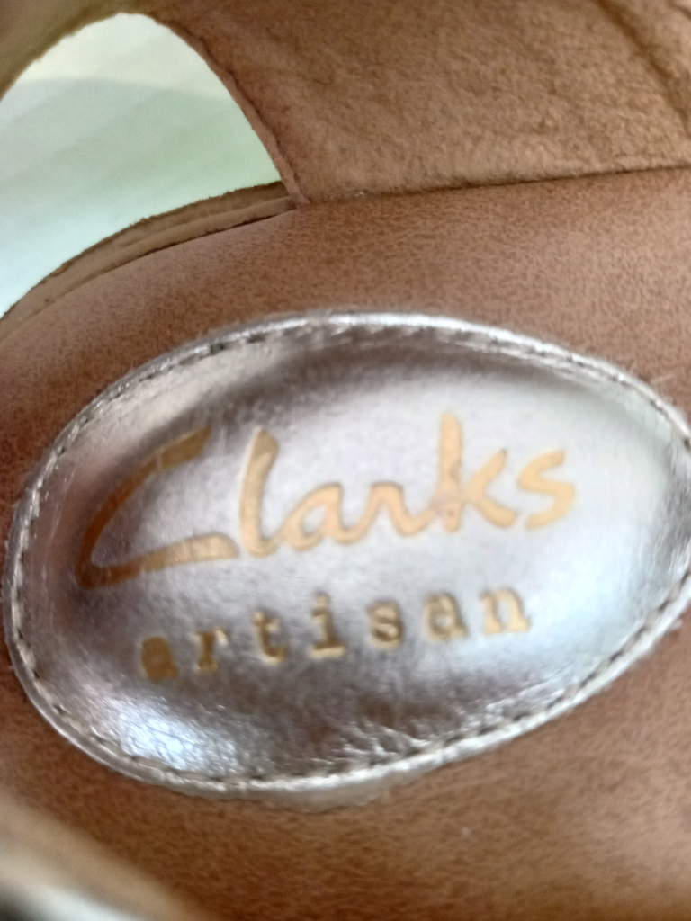 CLARKS Artisan Lydie Hala sandals. Size 6 image indicator(7)