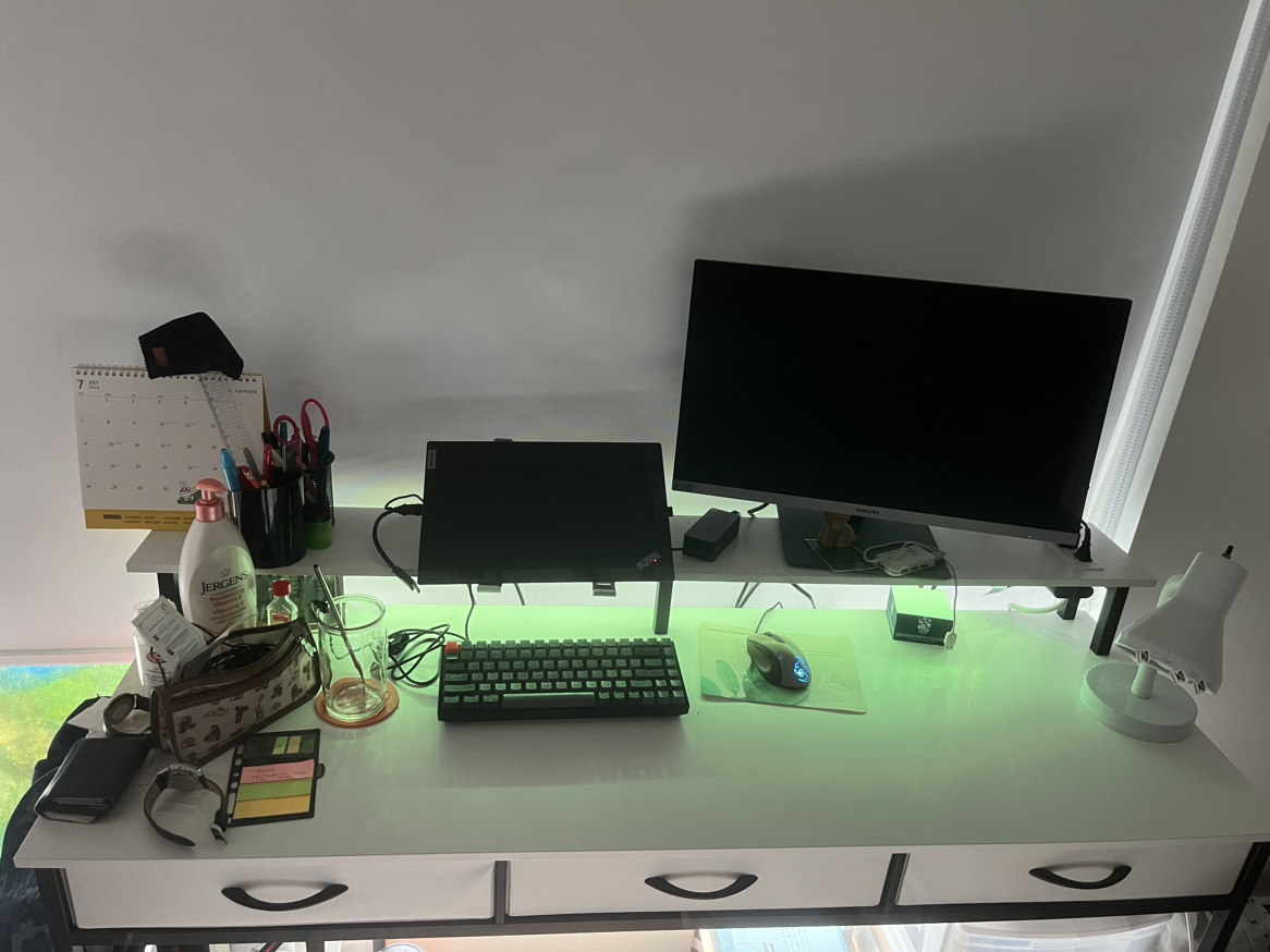 White desk ⚽️ image indicator(2)