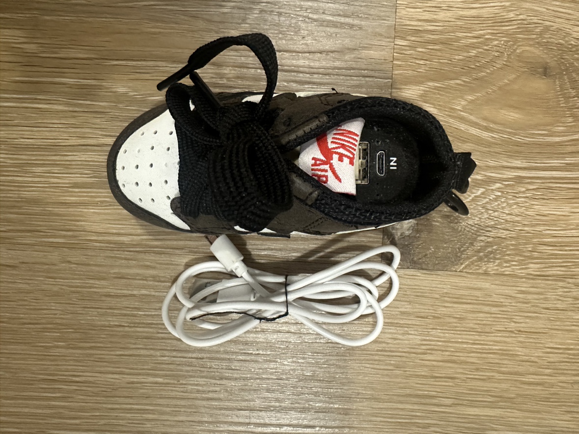 Air Jordan 1 Travis Scott Portable Charger - Excellent Condition - photo 2