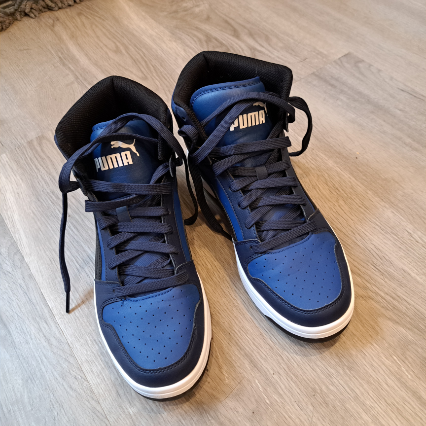 slightly used Men's size 10 Puma Hi top blue black sneakers