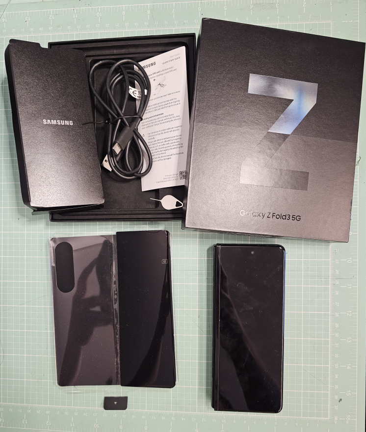 Samsung Galaxy Z fold 3 256GB thumbnail