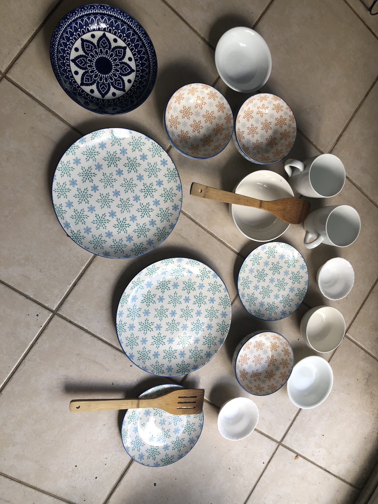 Dinner plates bowls and cups - photo 2