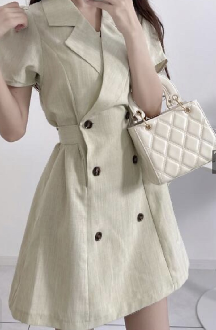Back ribbon dress