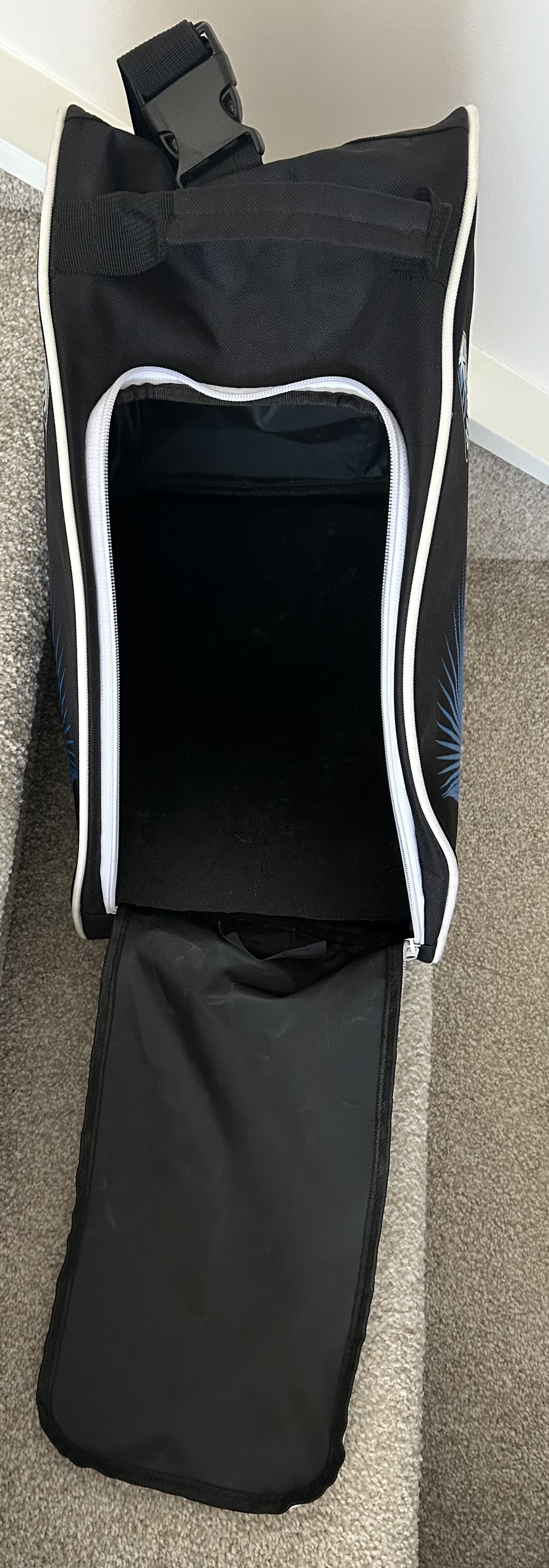 Junior girls figure skates with skate bag image indicator(6)