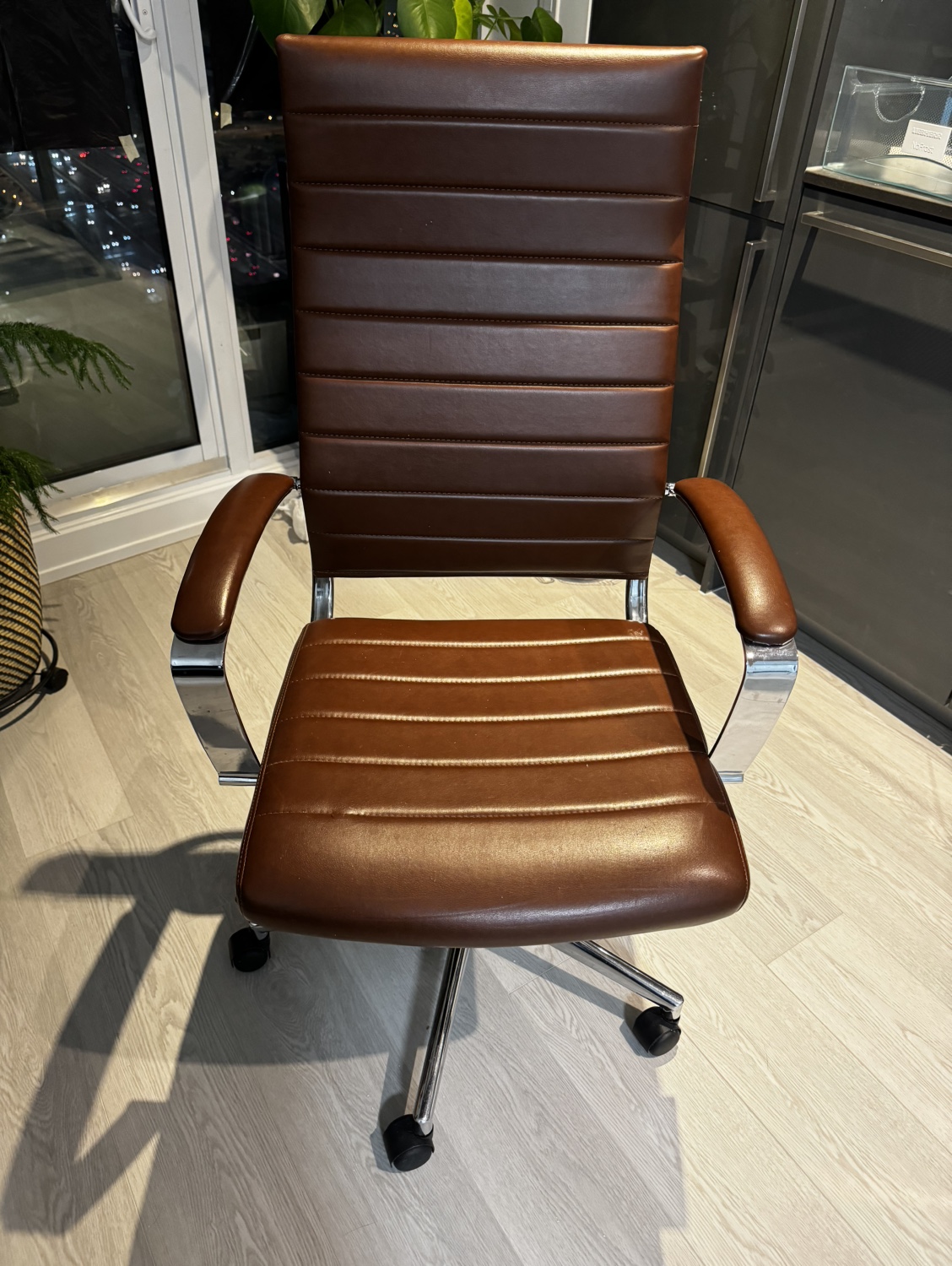 High-back swivel chair