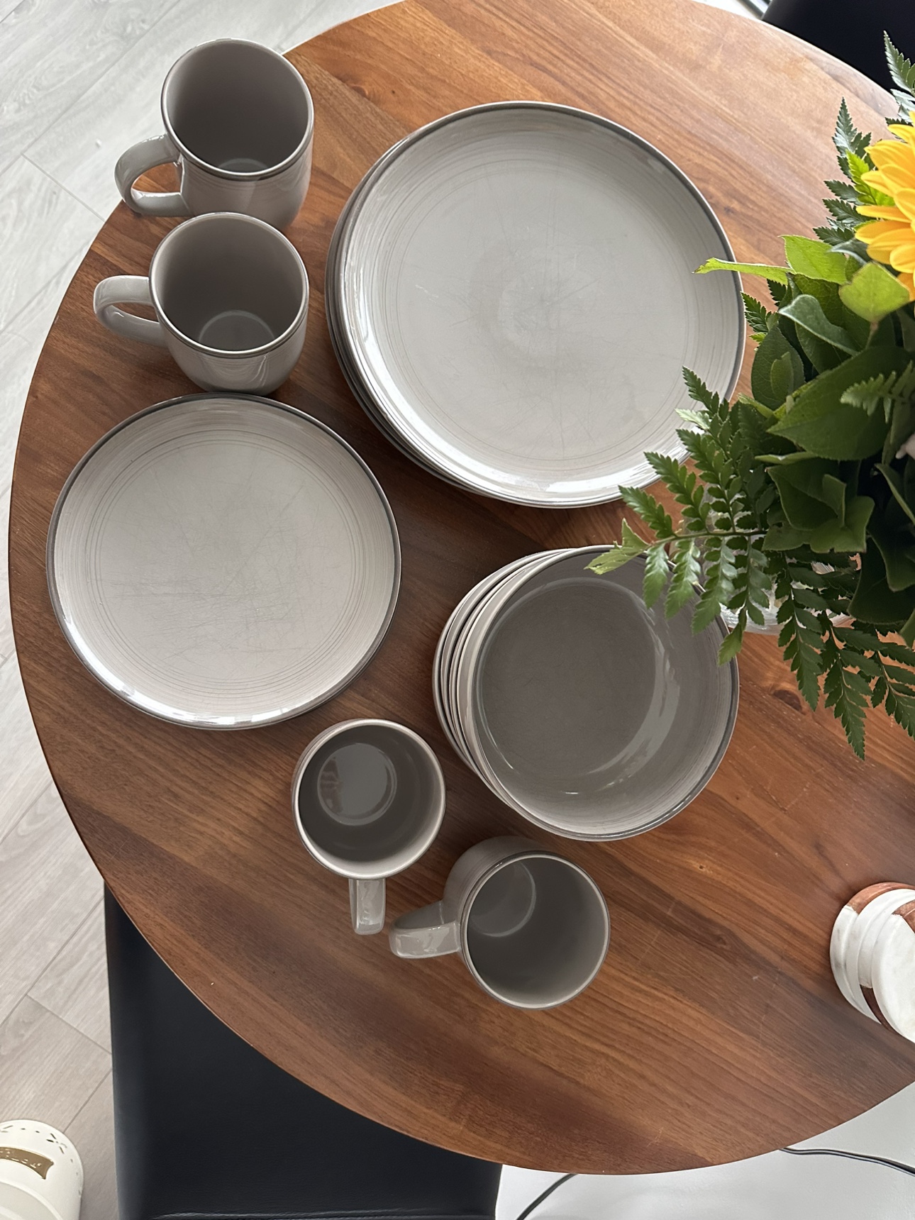 4 person plates (2 sizes), bowls and mugs - photo 2