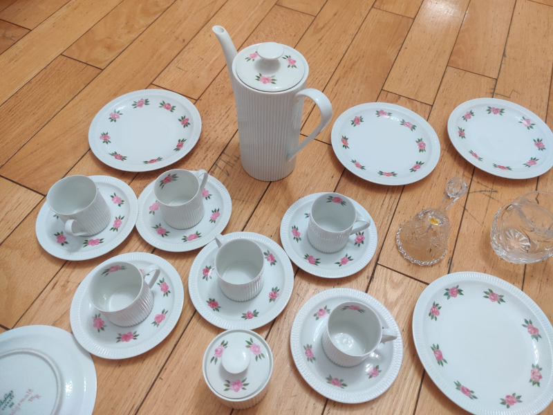 Tea set and crystal items - photo 4