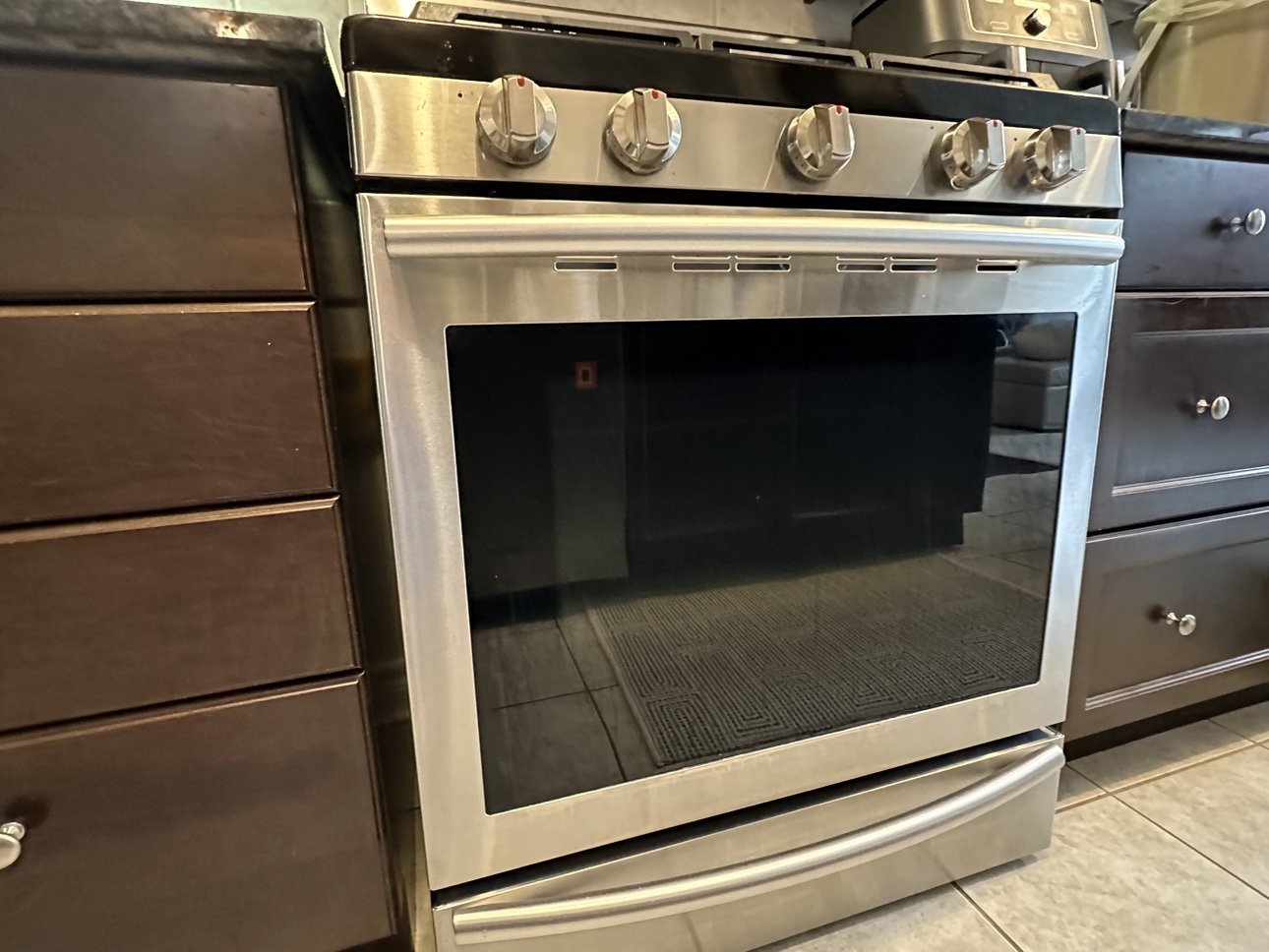 Samsung 6.0 cu. ft. Gas Range and hood fan - photo 3