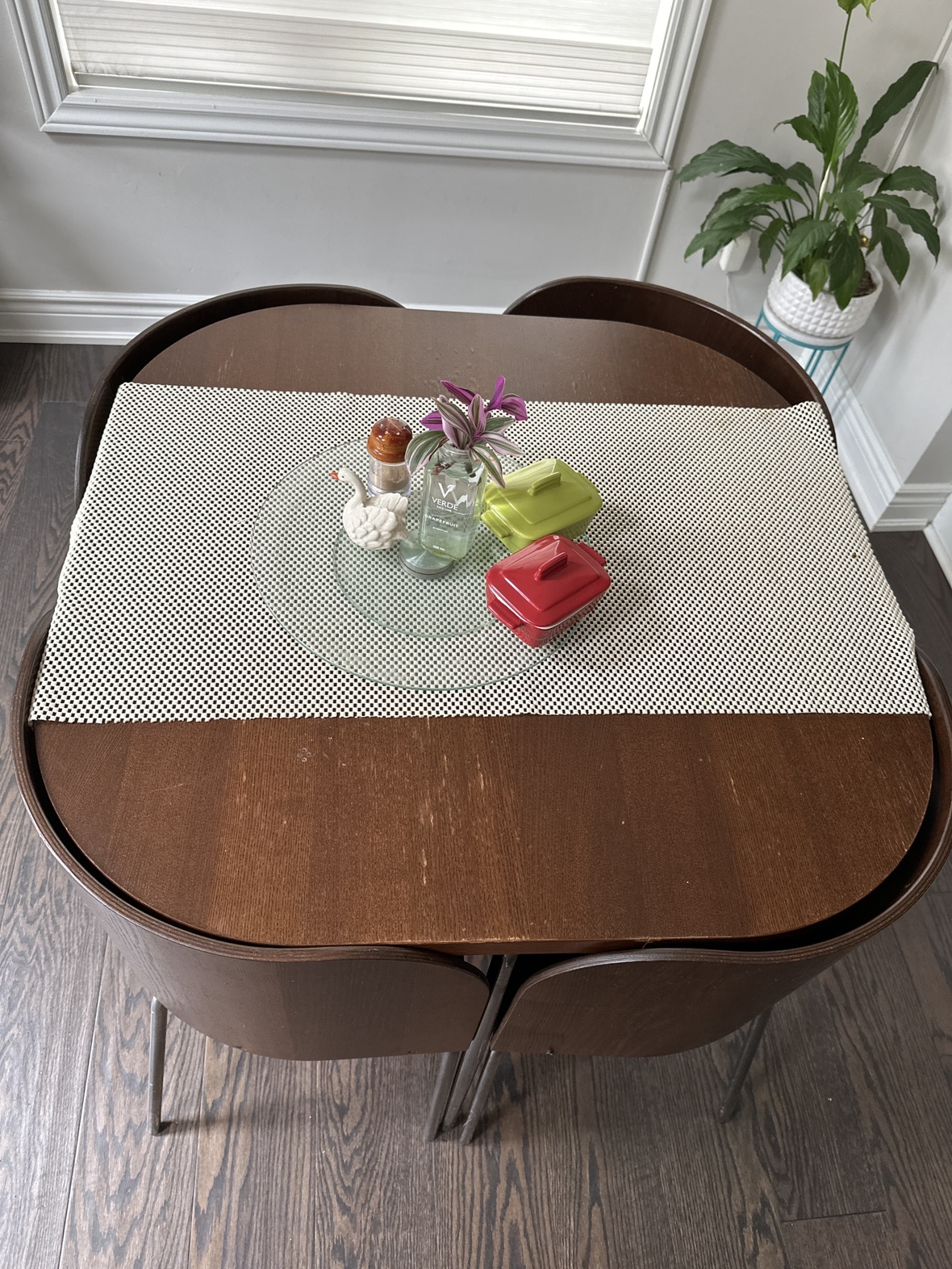 Dining table for 4 in very good condition