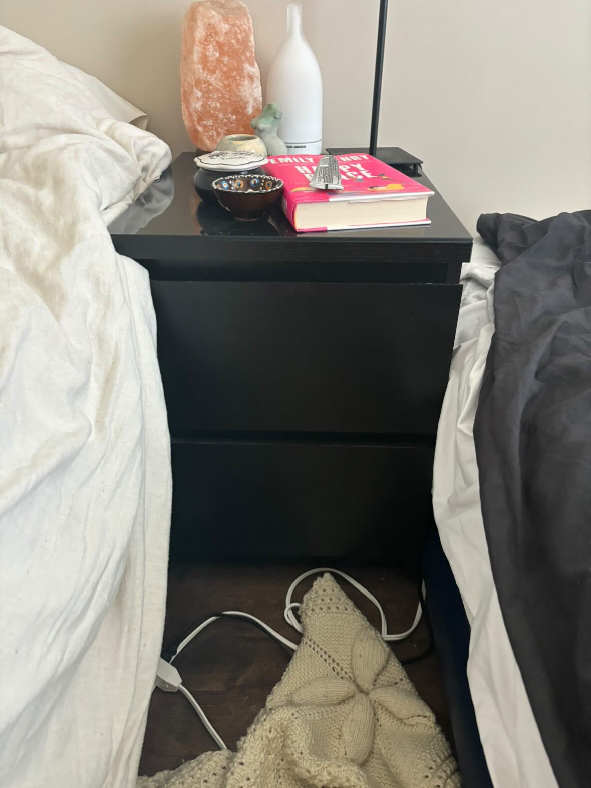 Two dressers & bedside table - photo 4