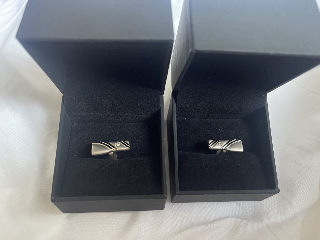 A pair of cuff clips