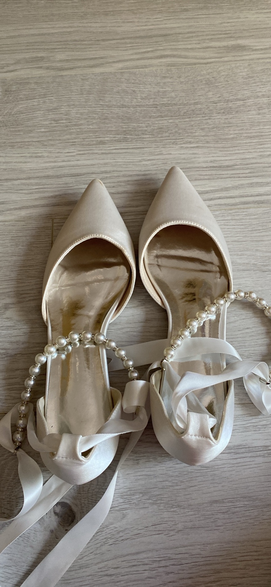 Ivory satin flat shoes with Accent pearls