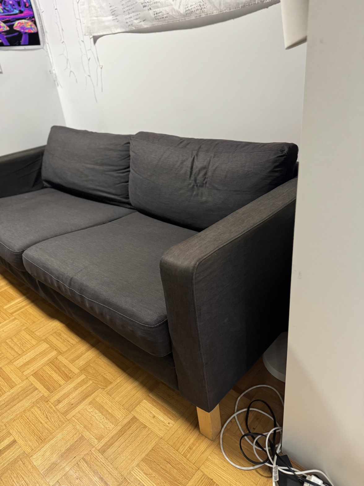 Black couch image indicator(2)