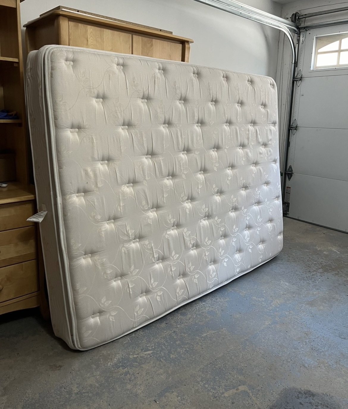 Queen Mattress in excellent conditions image indicator(2)