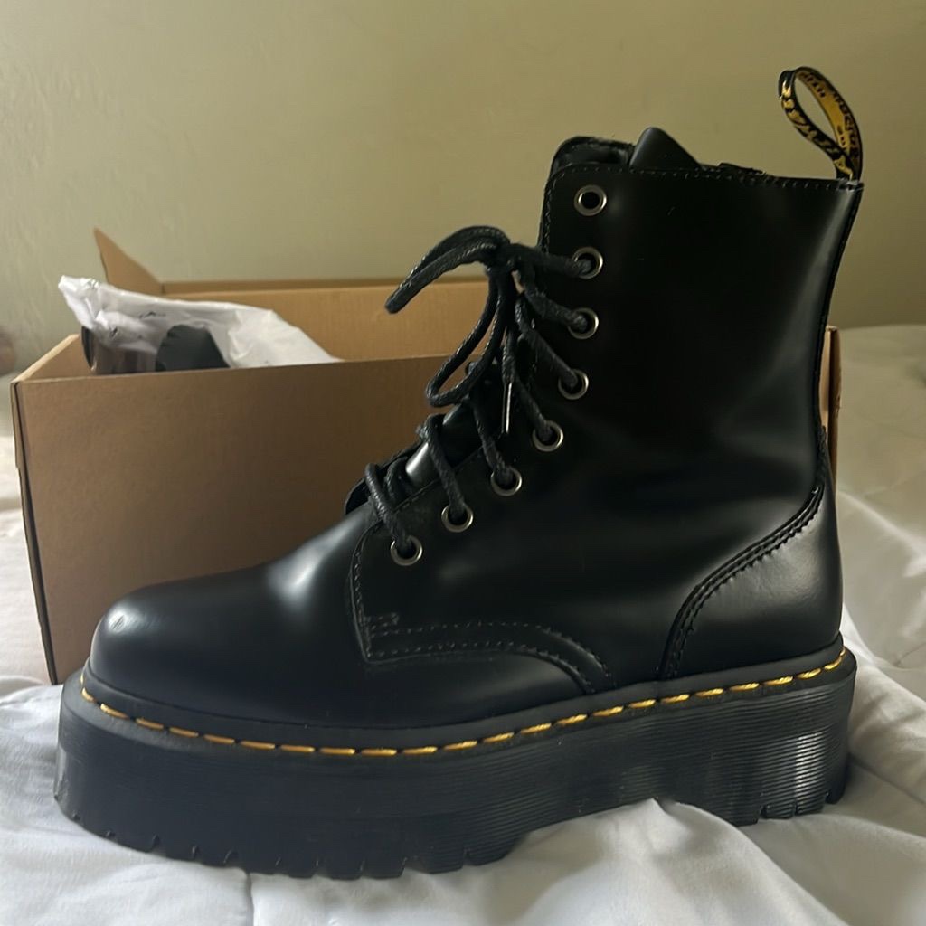 Doc marten women boots thumbnail