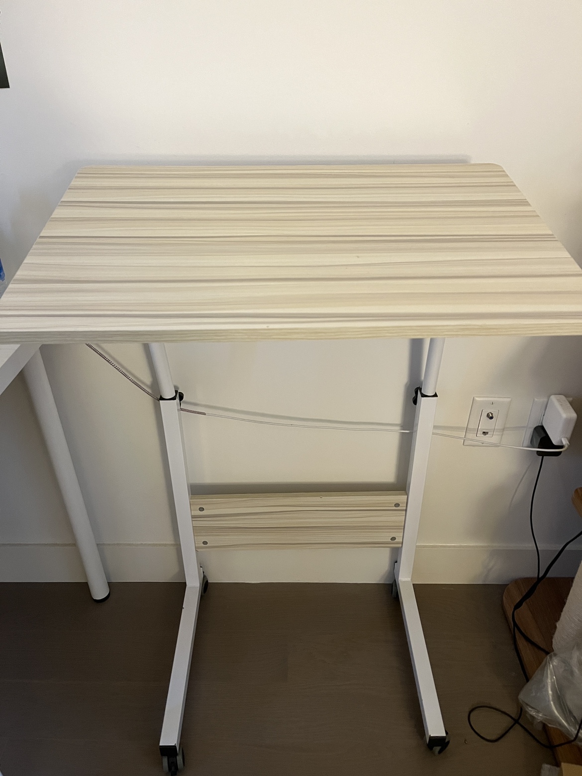 Like new standing desk manually adjusting