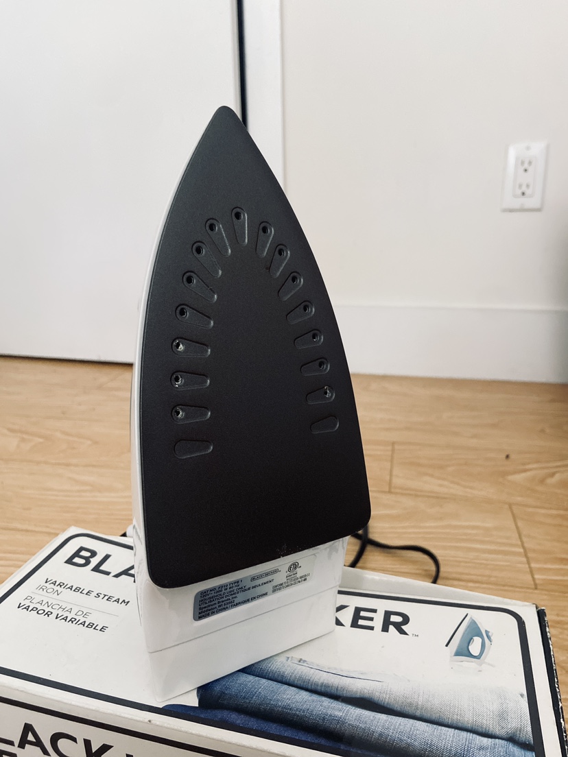 MUST GO (before 7/29) - Black+Decker Steam Iron - photo 2
