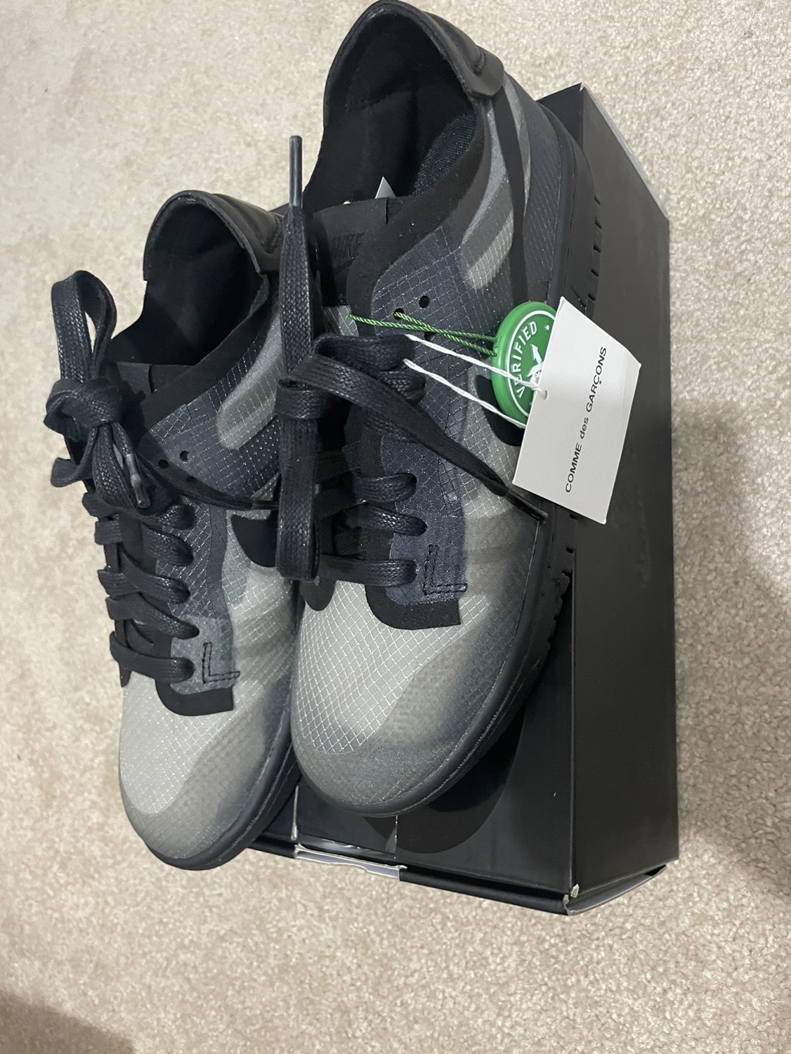 Women’s Nike + Com de Garsons low dunk size 8.5 image indicator(2)