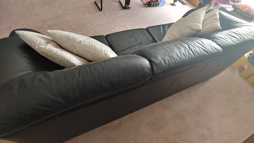 Beautiful Leather Couch image indicator(4)