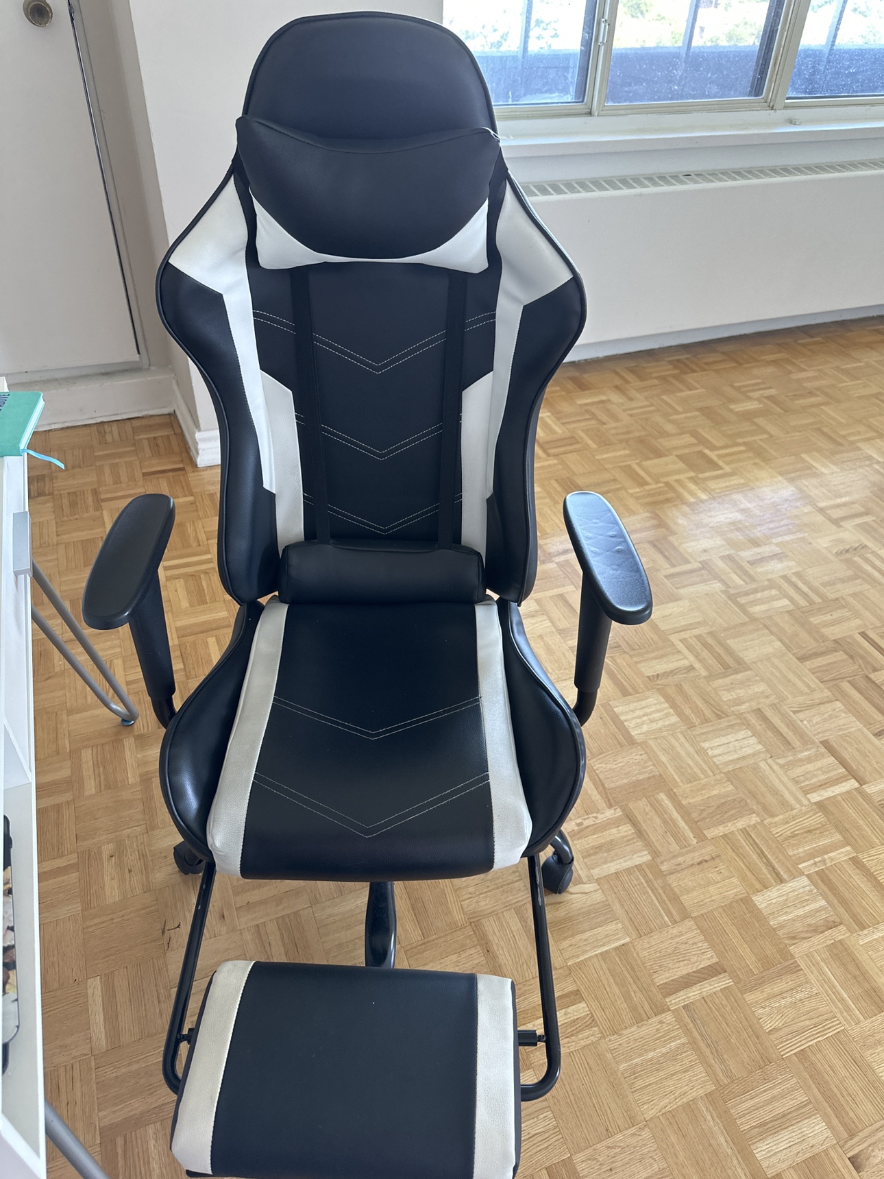 Gaming chair in new condition thumbnail
