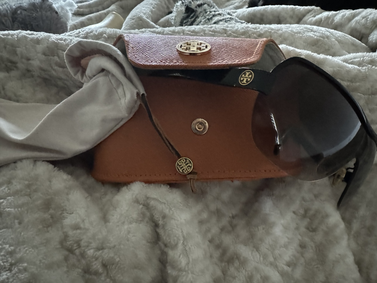 Authentic Tory Burch Sunglasses image indicator(5)