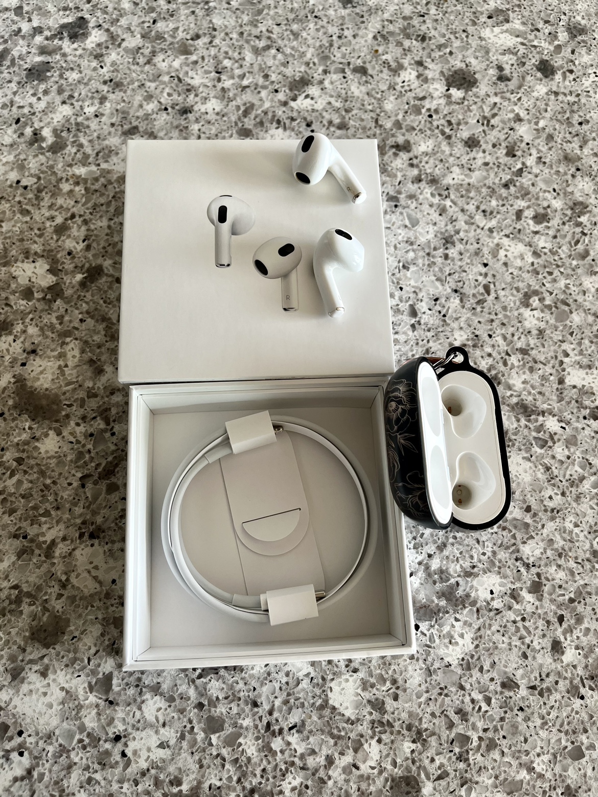 Apple AirPods *Authentic* 3rd Gen Mag Safe Charging Case - photo 3