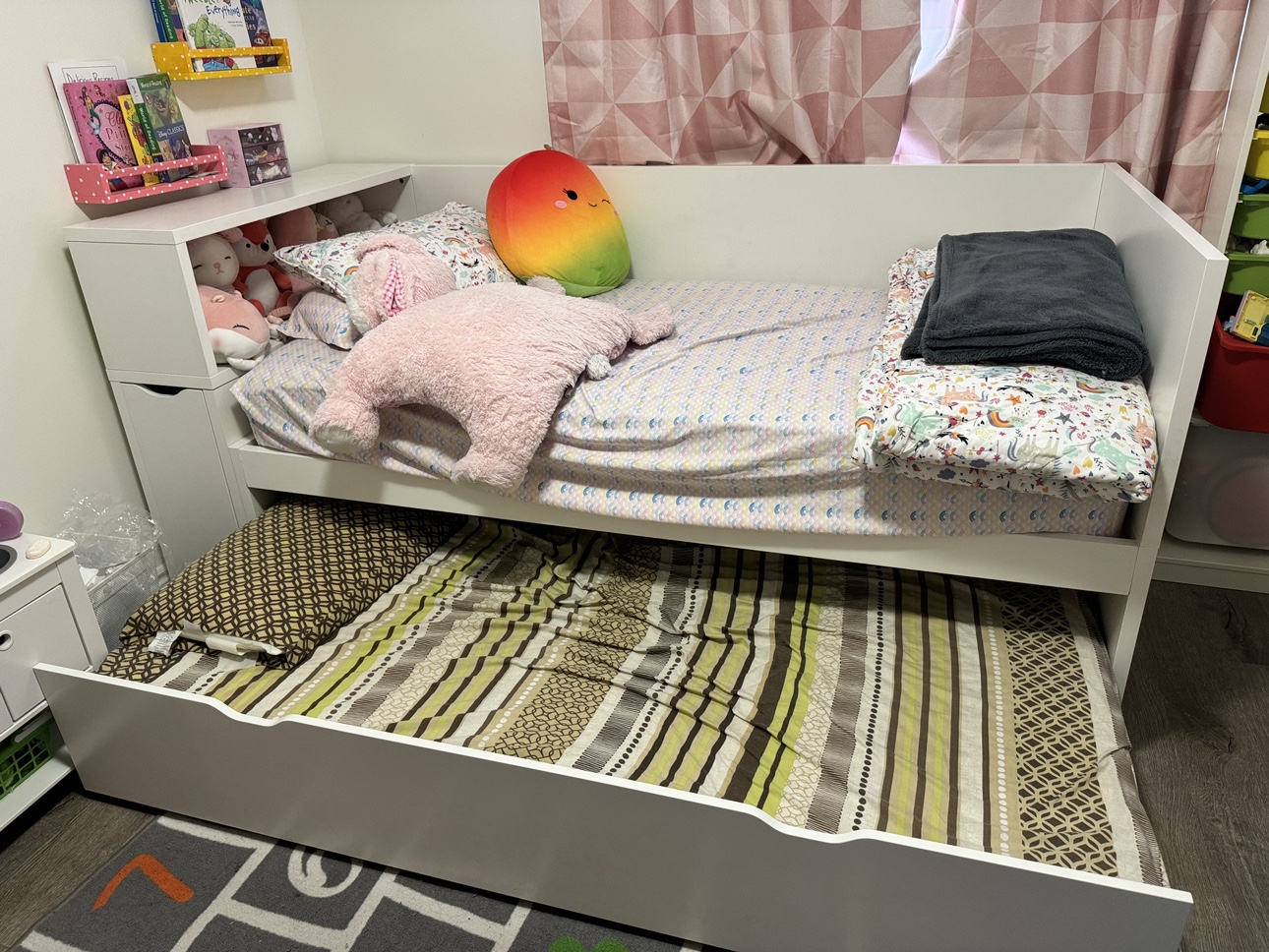 Twin size bed with trundle bed