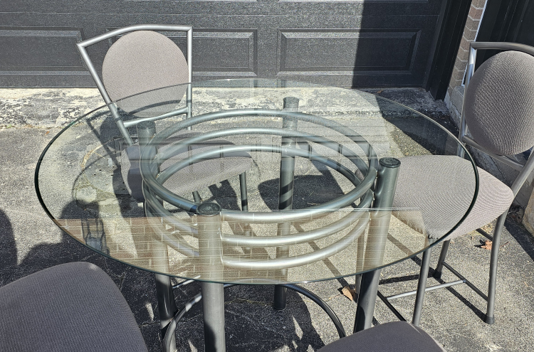 Table and 4 chairs - photo 2