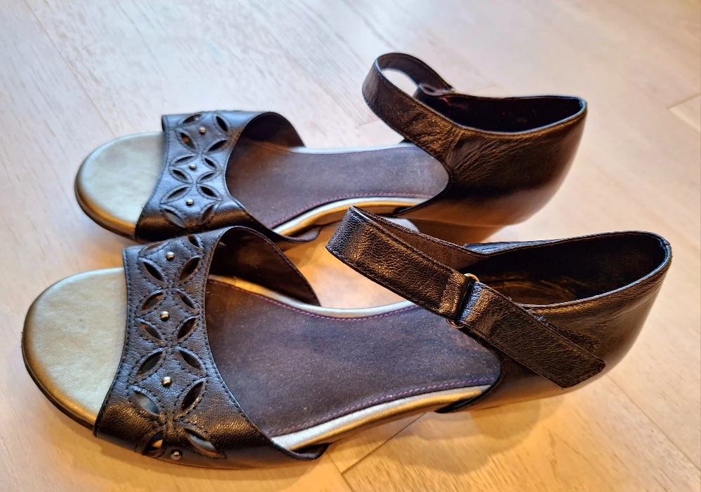 Aravon Leather Sandals image indicator(2)