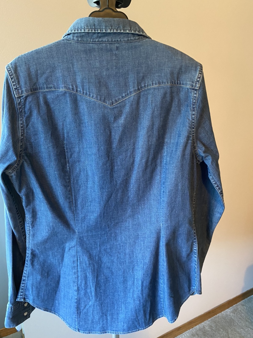 Ladies Levi’s denim shirt - sz med - photo 2