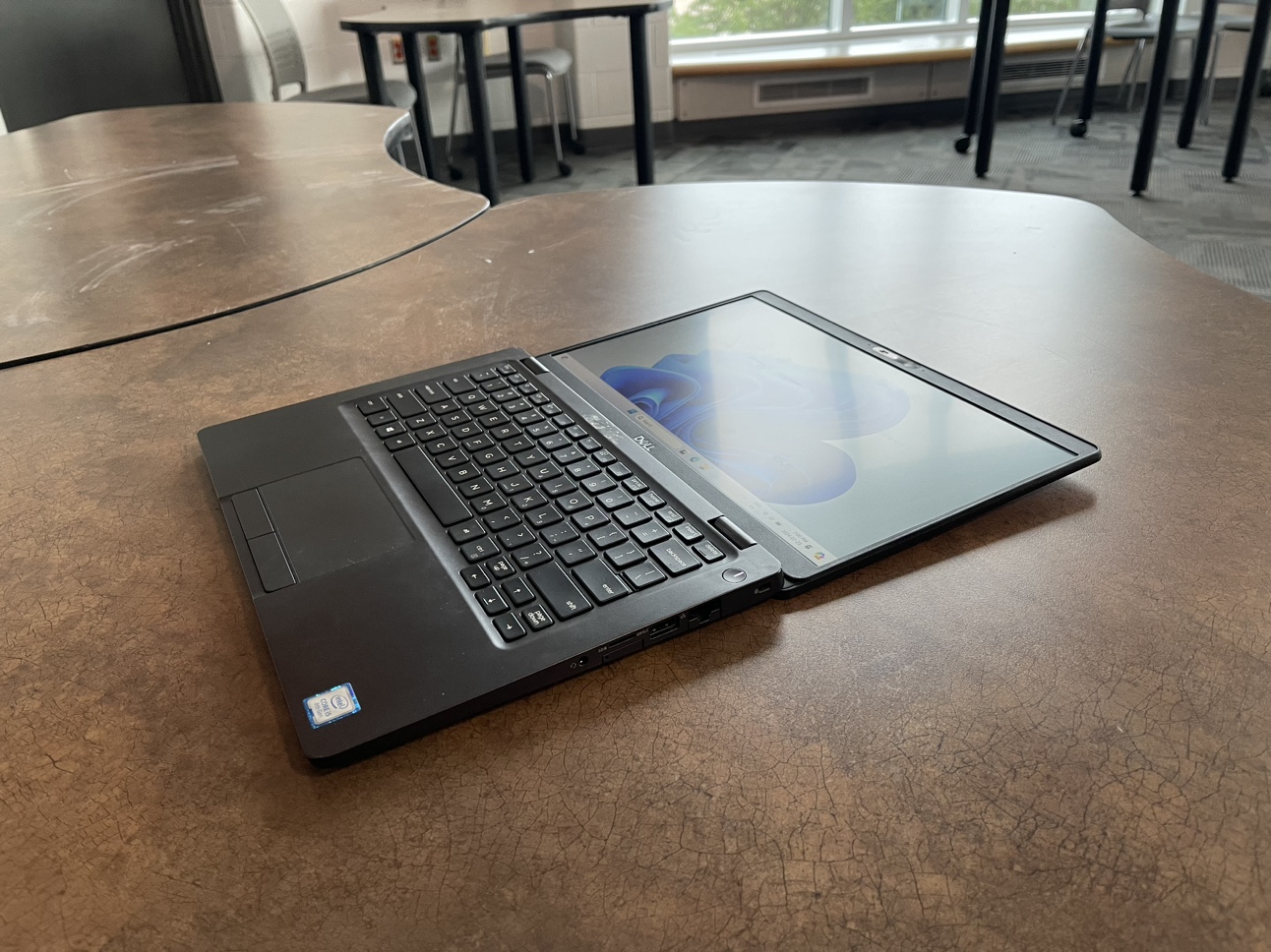 Dell Latitude 5300 Touchscreen Laptop image indicator(3)