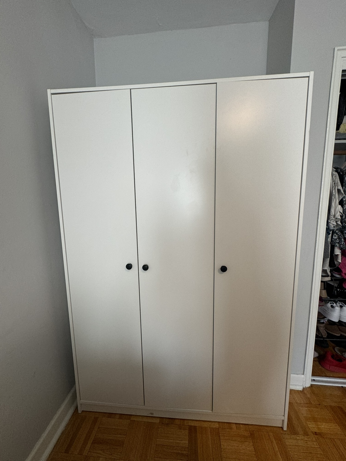 Wardrobe with 3 doors