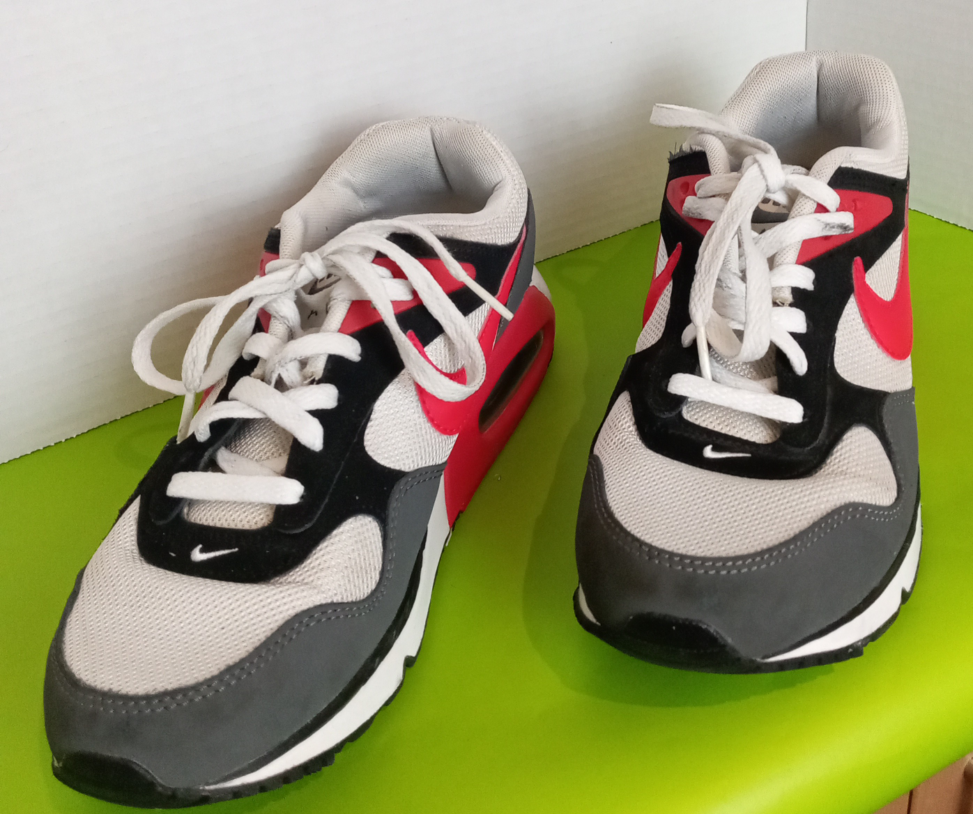 Women's Nike Air. Size 8 wide. image indicator(2)