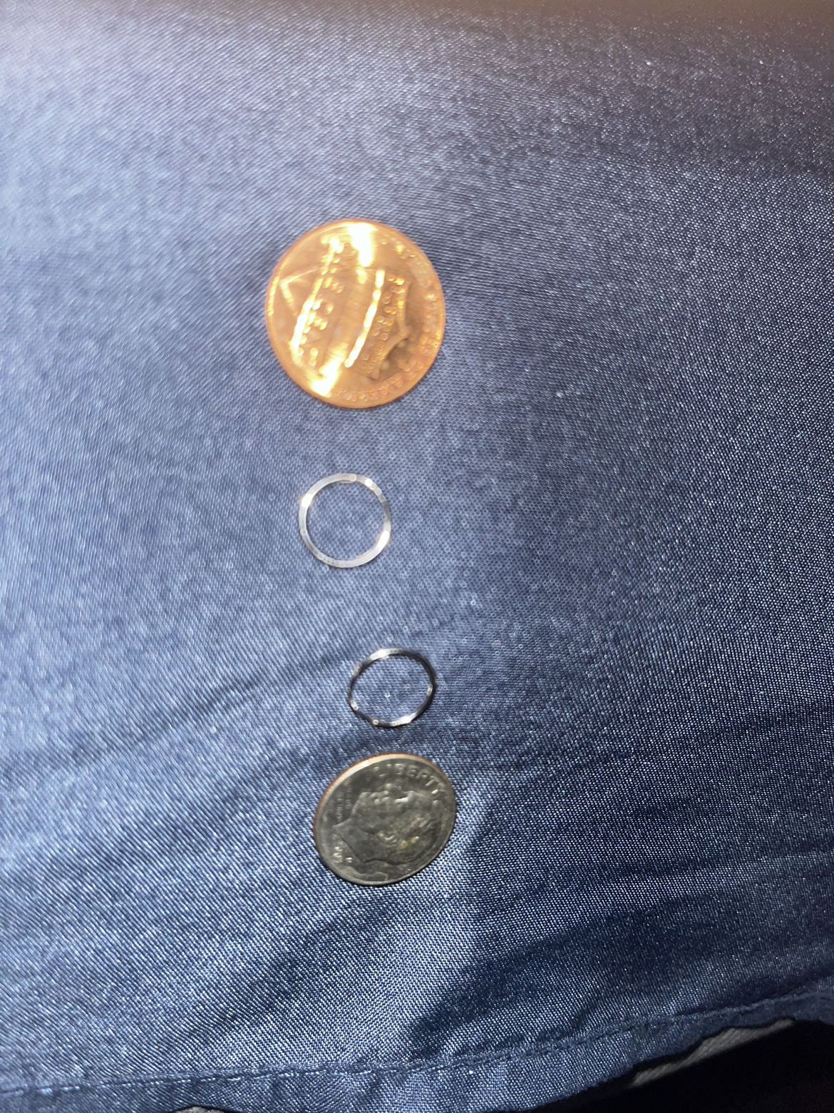 BN 14kt WHITE GOLD HOOP EARRINGS image indicator(3)