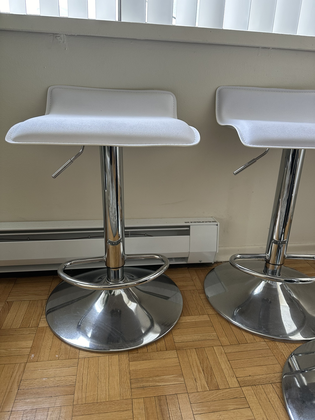 White Leather Top - Chrome Base Stool Free Table
