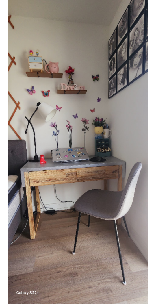 Desk - photo 4