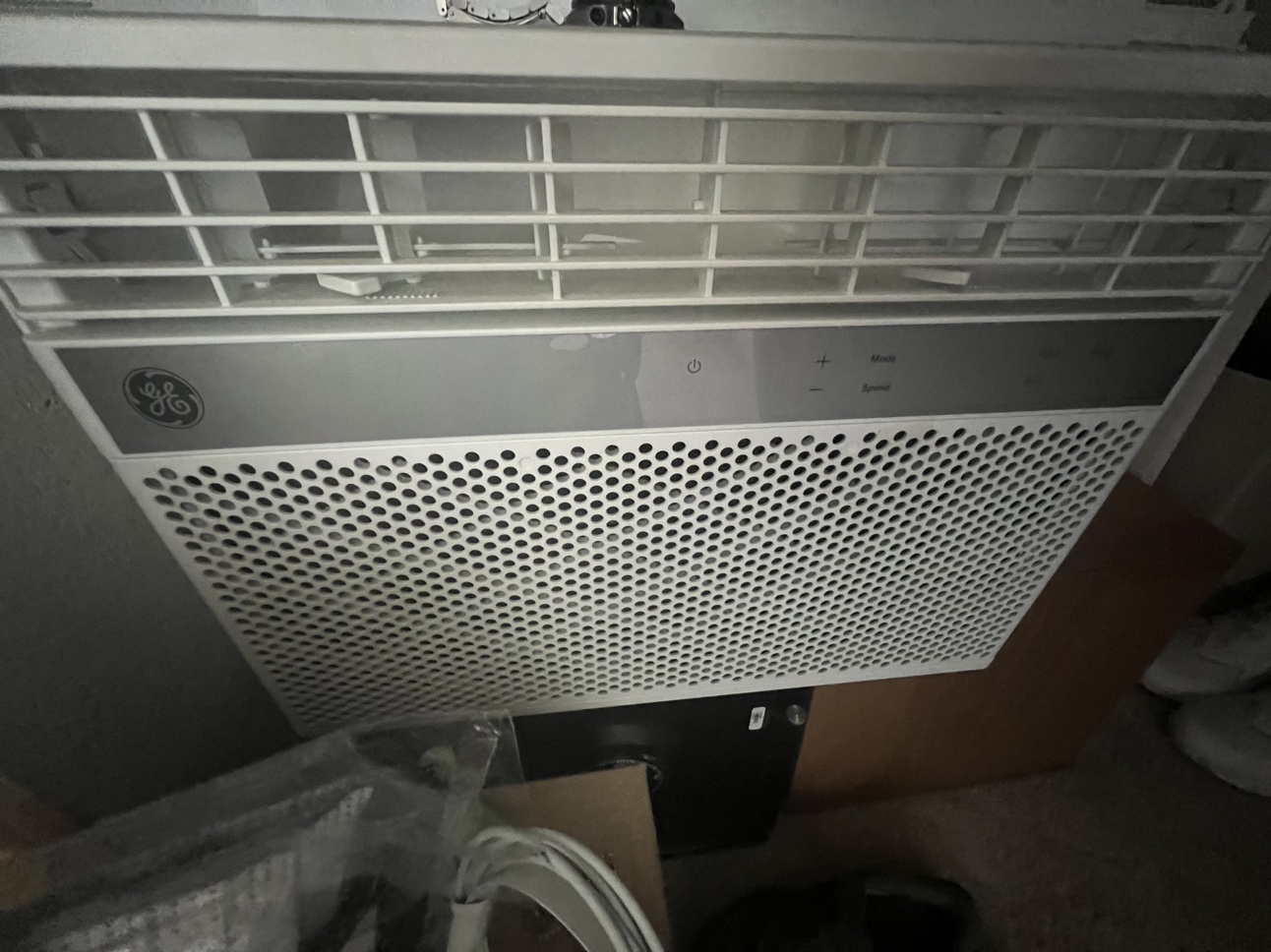 GE - 550 Sq. Ft. 12000 BTU Smart Window Air Conditioner - White - photo 2