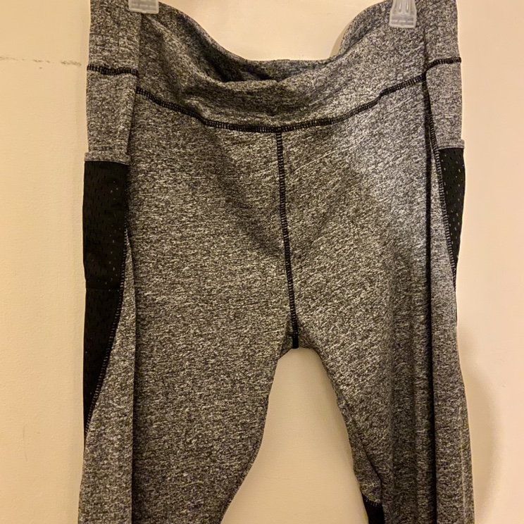 🆕Women’s plus grey leggings with pockets size 3X image indicator(2)