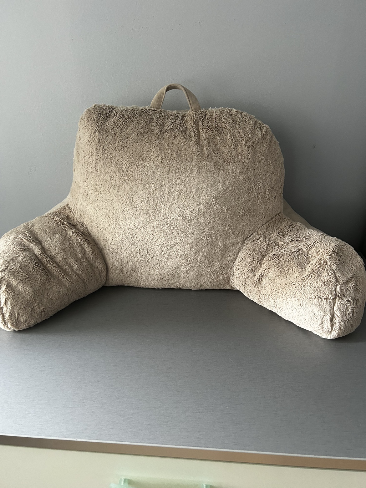 Resting pillow with arms