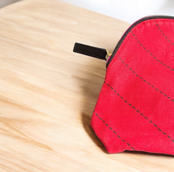 NEW Estée Lauder Red Makeup Cosmetic Bag Keychain Tassel Print image indicator(4)