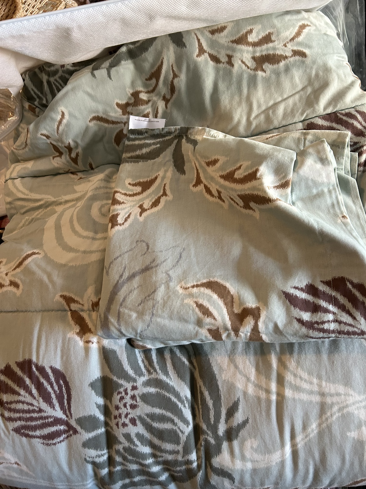 Queen size comforter and 2 pillow shams